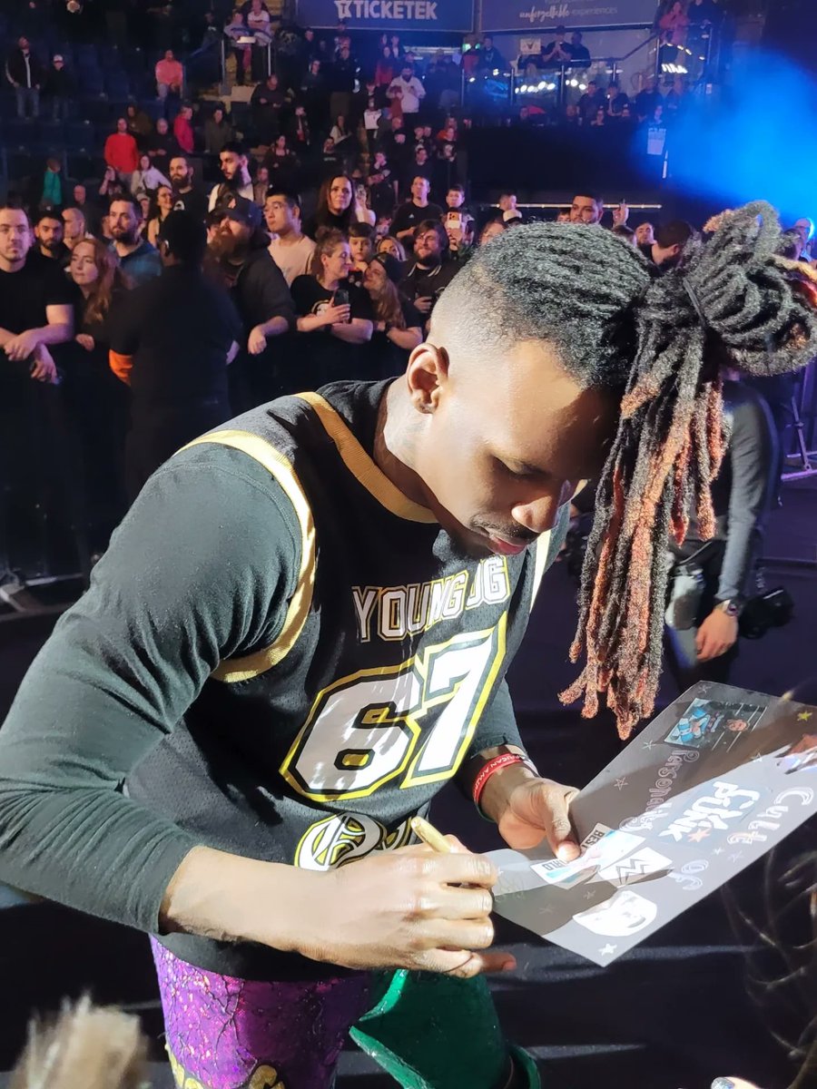 Jaysmonkey's tweet photo. #WWENottingham #WWE 

Such a fab night! 🖤 My smalls were absolutely delighted. What a core memory! https://t.co/awDxnBJm95