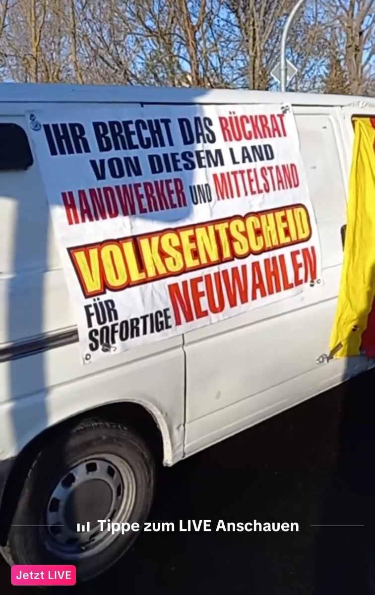 Baghi161's tweet photo. Irgendwo bei #Berlin findet gerade eine Blockade mit 2 Fahrzeugen statt. Eines der Fahrzeuge 👇🤣
#b1901 https://t.co/MbYdjYmCQR