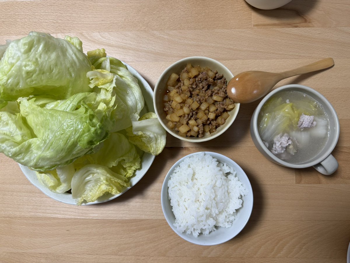 本日のお家で居酒屋は合い挽き肉と大根のレタス包みと豚こま白菜スープです🥬