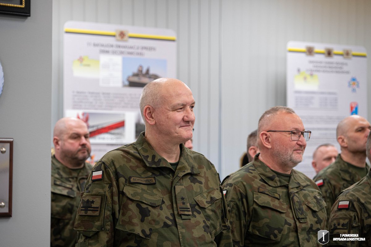 1BLogBydgoszcz's tweet photo. W Sali Tradycji @1BLogBydgoszcz pożegnano żołnierzy Narodowego Elementu Wsparcia Logistycznego LIII zmiany #PKWKFOR, którzy wyruszają na #misja. Przed nimi odpowiedzialna służba poza granicami kraju. Życzymy żołnierskiego szczęścia i bezpiecznego powrotu do Ojczyzny! 🇵🇱 https://t.co/55yPu8WnVw