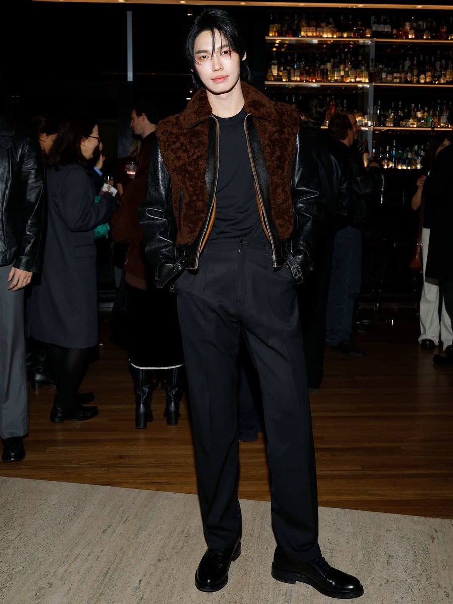 Aomshiro225's tweet image. กรี๊ดดดดดด ลุค After Party มาแล้ว 
หล่อมาก
 เสื้อหนังมีเฟอร์คือดีมาก

WIN PRADA FW26 ICONIC 

#PRADAFW26xWIN
#PRADAFW26 #PRADA
#winmetawin