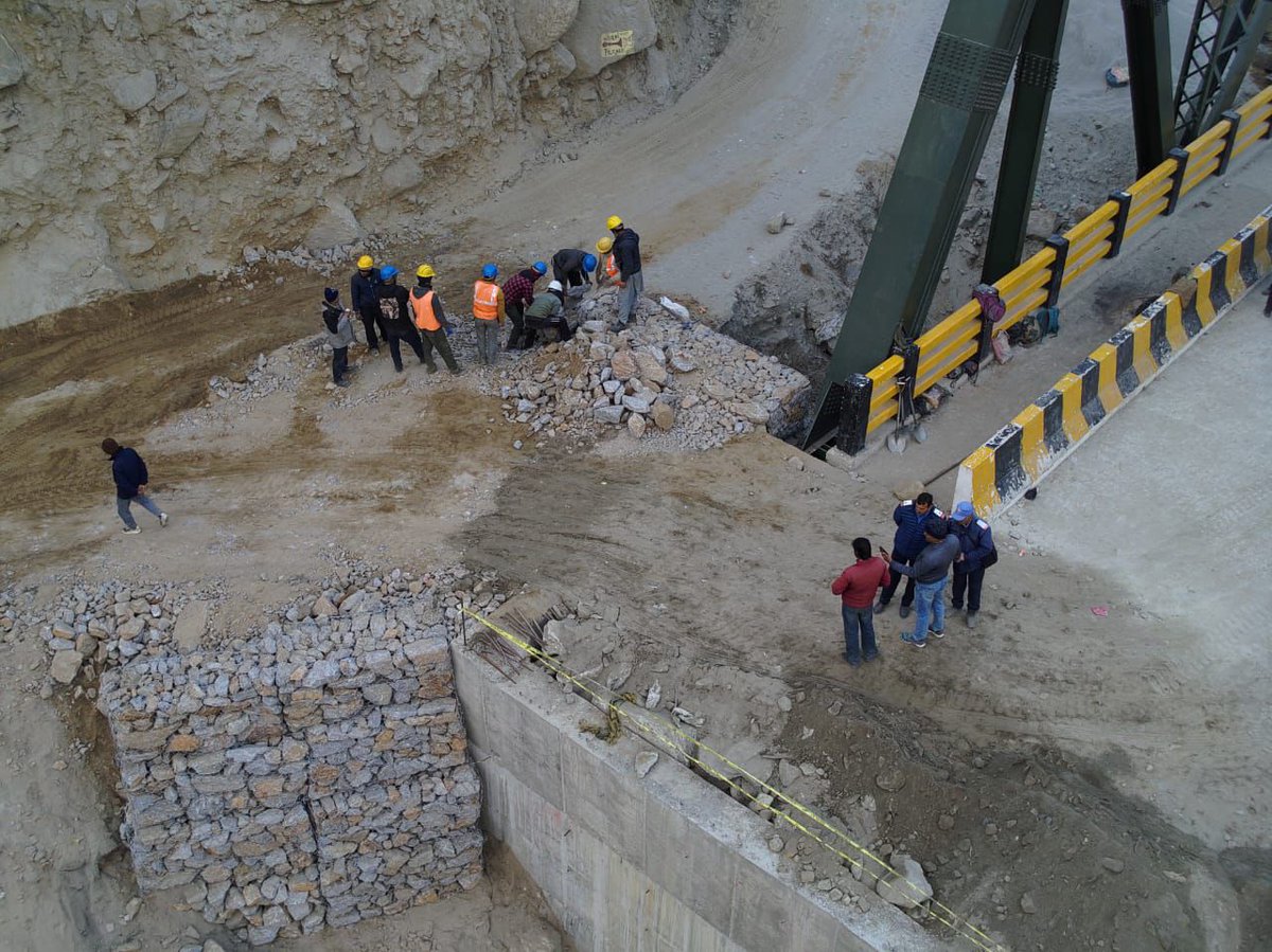 BROindia's tweet image. #BROIndia
 #BorderInfrastructure
#Restoration

In &amp;lt;14 hrs, #BRO restored traffic on the strategic Galhar–Sansari axis in #Kishtwar after a bridge collapse.
Project SAMPARK | 35 BRTF | 118 RCC ensured uninterrupted civilian &amp;amp; military movement amid harsh winter conditions.
