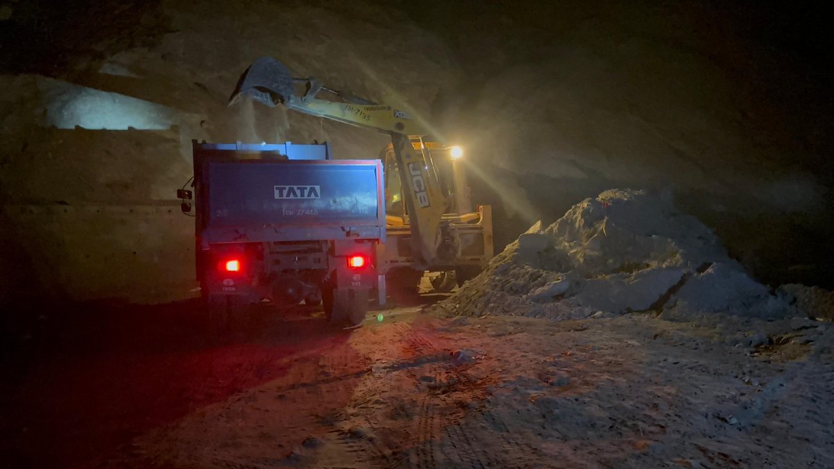 BROindia's tweet image. #BROIndia
 #BorderInfrastructure
#Restoration

In &amp;lt;14 hrs, #BRO restored traffic on the strategic Galhar–Sansari axis in #Kishtwar after a bridge collapse.
Project SAMPARK | 35 BRTF | 118 RCC ensured uninterrupted civilian &amp;amp; military movement amid harsh winter conditions.