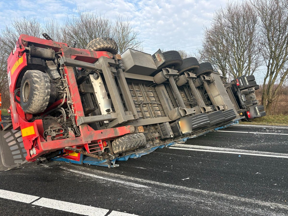 Gekantelde vrachtwagen met gipsplaten op A58 richting Vlissingen