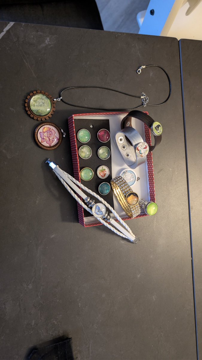 Liebe <a href="/wandklex/">wandklex Ingrid</a> , mit deiner Kehrschaufel hast du dich mal wieder selbst übertroffen!
Der Ring und die grüne Kette müssten heute gleich mit.
#wandklexkundenfoto