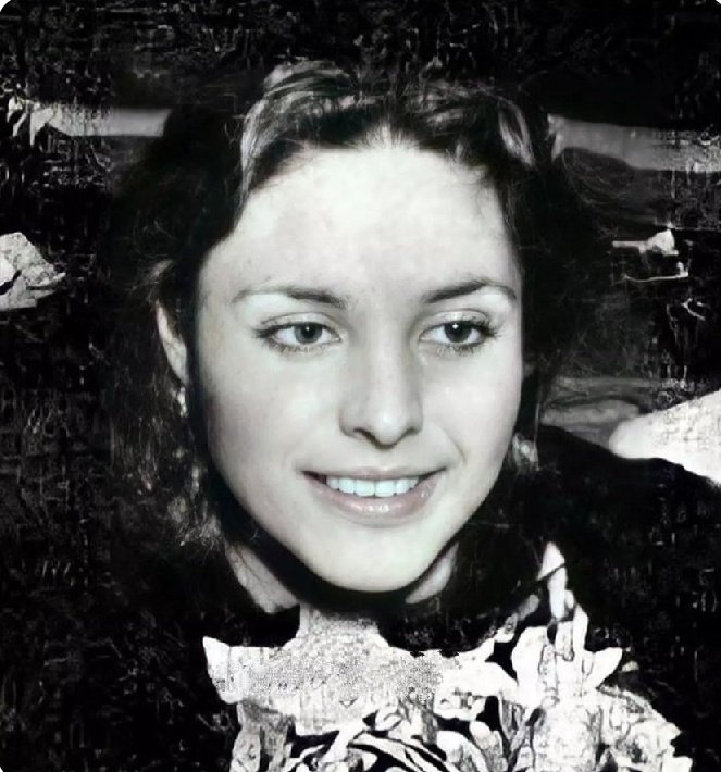 Raskolnikovsair's tweet image. 29 yaşında vefat eden Nilgün Marmara’dan şöyle bir alıntı

“Keşke benimde karşımda her zorluğa rağmen dimdik duran ve beni sevebilen biri olsaydı. İnsan tek başına dağ olamıyor bazen.”