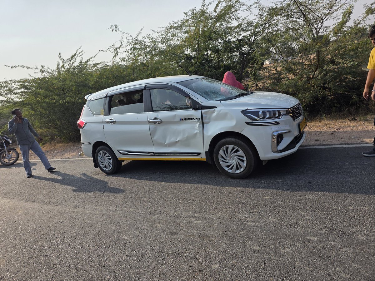 fourthcoloum's tweet photo. New india assurance insurance service is very embracing. A blue bull smashed the car we are travelling we have contact to the customer care but they told the wait for the serviour to come. So we can wait in the middle of the jungle with the family to wait for the serviour @newindiaassuran @esichq @RajGovOfficial