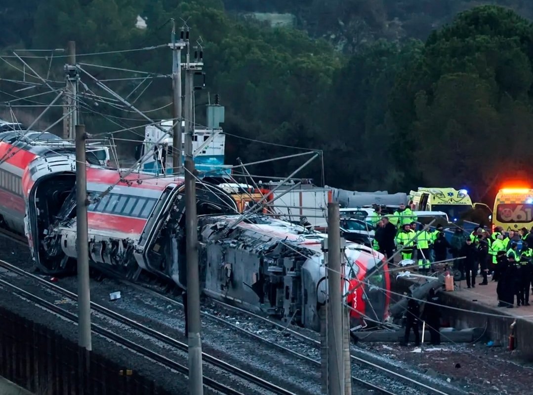 fayusob's tweet photo. En los Momentos Más Duros, Lo Mejor del Ser Humano: Gratitud y Respeto Eterno al Personal de Emergencias del Accidente de Adamuz.

Nuestras palabras se quedan cortas ante la magnitud de la tragedia ocurrida en Adamuz, pero deben ser expresadas con la mayor fuerza y el corazón más agradecido.

Ante el caos, el dolor inimaginable y la escena más devastadora, el personal de Urgencias y Emergencias se convirtió en el muro firme de la contención, la primera línea de esperanza en lŵa oscuridad de la noche. 

🔴 A los equipos de primera intervención y rescate: Bomberos, Guardia Civil y Policías Locales que, con extrema dificultad y riesgo, trabajaron en la extricación y estabilización inicial en el lugar. 

❤️‍🩹 A los equipos sanitarios de emergencia: Técnicos en Emergencias Sanitarias (TES), Enfermeras y Médicos de emergencias que esyabilozaron y trasladaron a más de 20 pacientes críticos (rojos) y a más de 50 heridos más de diversa consideración, con una profesionalidad, celeridad y humanidad sobrehumanas. En el peor escenario posible, aplicaron triaje, estabilizaron y dieron una oportunidad donde parecía no haberla.

🏥 A todo el personal hospitalario de urgencias: Médicos, Enfermeras, Auxiliares, Celadores y personal de admisión de los hospitales receptores. Recibieron una avalancha de dolor y convirtieron sus puestos en una retaguardia segura, trabajando sin descanso, coordinando camas, quirófanos y recursos para dar la mejor continuidad asistencial.

📞 Al Centro Coordinador 061 y a los Médicos y Gestores de Emergencias: Sois el nervio y el cerebro de la mejor respuesta del sistema. Desde esa sala, en medio de la sobrecarga de llamadas y la presión extrema, orquestasteis con precisión milimétrica el envío de recursos, la comunicación entre equipos y la logística de una catástrofe. Vuestra frialdad operativa y calma fueron el pilar sobre el que se construyó toda la intervención.

A las familias afectadas, les abrazamos con el corazón. A vosotros, personal de emergencias, GRACIAS. La sociedad os debe un reconocimiento que nunca será suficiente...!!! Sois lo mejor de nosotros...!!!

#Adamuz #HeroesEnLaSombra #MedicinaDeUrgencias #EMS #EmergenciasNoParaAficionados
#SEM #Emergency