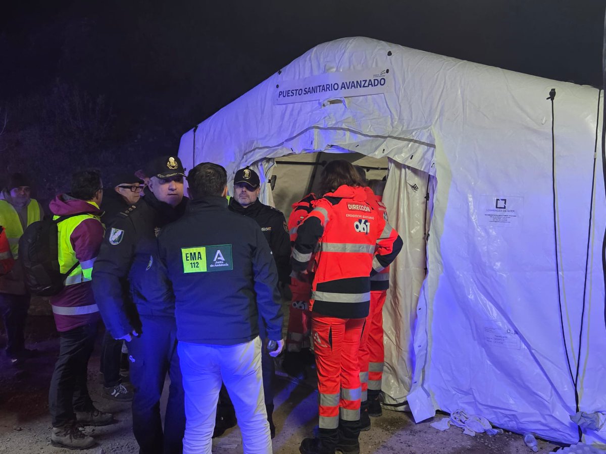 fayusob's tweet photo. En los Momentos Más Duros, Lo Mejor del Ser Humano: Gratitud y Respeto Eterno al Personal de Emergencias del Accidente de Adamuz.

Nuestras palabras se quedan cortas ante la magnitud de la tragedia ocurrida en Adamuz, pero deben ser expresadas con la mayor fuerza y el corazón más agradecido.

Ante el caos, el dolor inimaginable y la escena más devastadora, el personal de Urgencias y Emergencias se convirtió en el muro firme de la contención, la primera línea de esperanza en lŵa oscuridad de la noche. 

🔴 A los equipos de primera intervención y rescate: Bomberos, Guardia Civil y Policías Locales que, con extrema dificultad y riesgo, trabajaron en la extricación y estabilización inicial en el lugar. 

❤️‍🩹 A los equipos sanitarios de emergencia: Técnicos en Emergencias Sanitarias (TES), Enfermeras y Médicos de emergencias que esyabilozaron y trasladaron a más de 20 pacientes críticos (rojos) y a más de 50 heridos más de diversa consideración, con una profesionalidad, celeridad y humanidad sobrehumanas. En el peor escenario posible, aplicaron triaje, estabilizaron y dieron una oportunidad donde parecía no haberla.

🏥 A todo el personal hospitalario de urgencias: Médicos, Enfermeras, Auxiliares, Celadores y personal de admisión de los hospitales receptores. Recibieron una avalancha de dolor y convirtieron sus puestos en una retaguardia segura, trabajando sin descanso, coordinando camas, quirófanos y recursos para dar la mejor continuidad asistencial.

📞 Al Centro Coordinador 061 y a los Médicos y Gestores de Emergencias: Sois el nervio y el cerebro de la mejor respuesta del sistema. Desde esa sala, en medio de la sobrecarga de llamadas y la presión extrema, orquestasteis con precisión milimétrica el envío de recursos, la comunicación entre equipos y la logística de una catástrofe. Vuestra frialdad operativa y calma fueron el pilar sobre el que se construyó toda la intervención.

A las familias afectadas, les abrazamos con el corazón. A vosotros, personal de emergencias, GRACIAS. La sociedad os debe un reconocimiento que nunca será suficiente...!!! Sois lo mejor de nosotros...!!!

#Adamuz #HeroesEnLaSombra #MedicinaDeUrgencias #EMS #EmergenciasNoParaAficionados
#SEM #Emergency