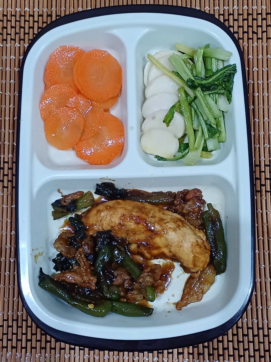 夕飯🍛
余り物のカレー炒めと漬け物