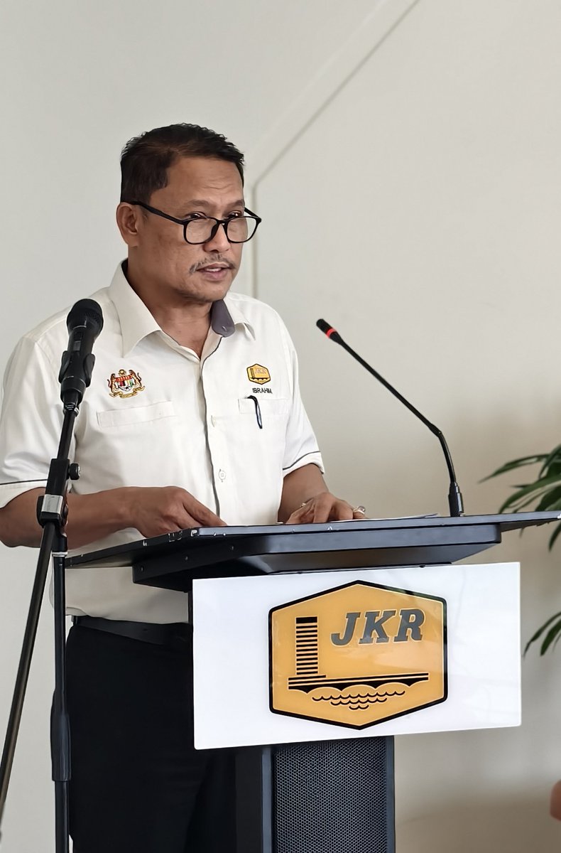 CksJKR's tweet photo. Majlis Penyerahan Surat Setuju Terima dan Surat Pelantikan Pegawai Penguasa bagi projek Pembinaan Bangunan Operasi  Control &amp; Reporting Centre 1 (CRC 1) di Skuadron 320 Pangkalan Udara Kuantan dan Pembinaan Detasmen Kompeni Kor Perkhidmatan Diraja (KPD) Kem Kabota, Tawau, Sabah https://t.co/V1LSldo1Ev