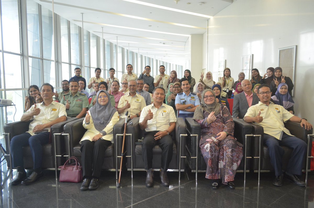 CksJKR's tweet photo. Majlis Penyerahan Surat Setuju Terima dan Surat Pelantikan Pegawai Penguasa bagi projek Pembinaan Bangunan Operasi  Control &amp; Reporting Centre 1 (CRC 1) di Skuadron 320 Pangkalan Udara Kuantan dan Pembinaan Detasmen Kompeni Kor Perkhidmatan Diraja (KPD) Kem Kabota, Tawau, Sabah https://t.co/V1LSldo1Ev