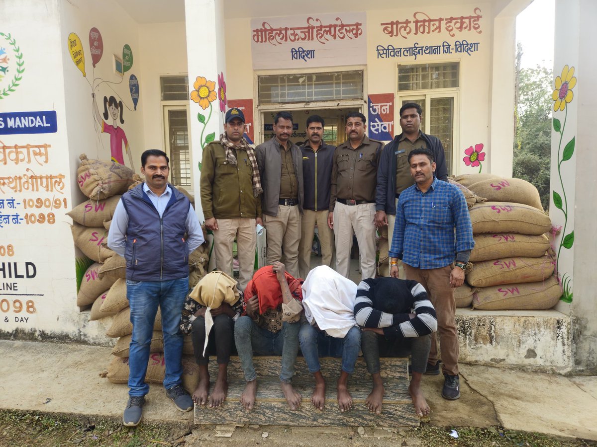 sp_vidisha's tweet image. सिविल लाइन पुलिस ने कार्रवाई करते हुए वेयर हाउस से गेहूं चोरी करने वाले गिरोह का पर्दाफाश करते हुए 4 आरोपियों को गिरफ्तार किया गया। पुलिस ने चोरी की 60 बोरी गेहूं व टी.वी.एस. अपाचे मोटरसाइकिल सहित लगभग ₹2 लाख का मशरूका बरामद किया। #VidishaPolice #CrimeControl #Action