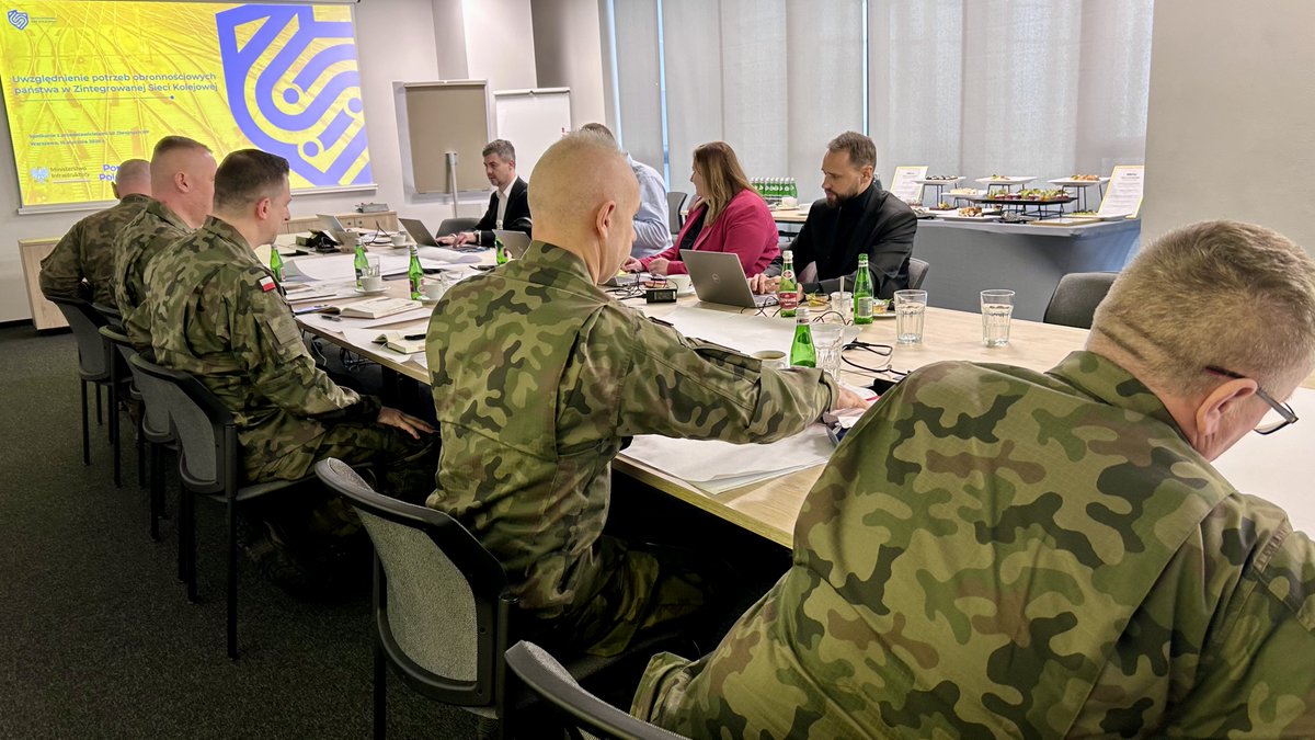 PortPolska_info's tweet image. ➡️ Przedstawiciele @MON_GOV_PL, @SztabGenWP,  @DowOperSZ oraz @IWsp_SZ wzięli udział w spotkaniu poświęconym Zintegrowanej Sieci Kolejowej #ZSK 🚄

Celem jest uwzględnienie potrzeb infrastruktury podwójnego przeznaczenia #DualUse w inwestycjach  #PortPolska @PortPolska_info,