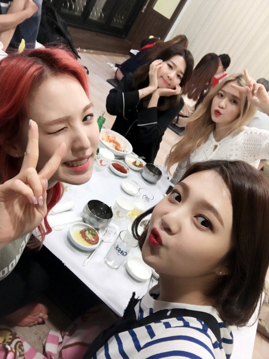 yerisexc's tweet image. red velvet 2016 trend with unreleased photos 😭🩷💛🩵💚💜 CRYING