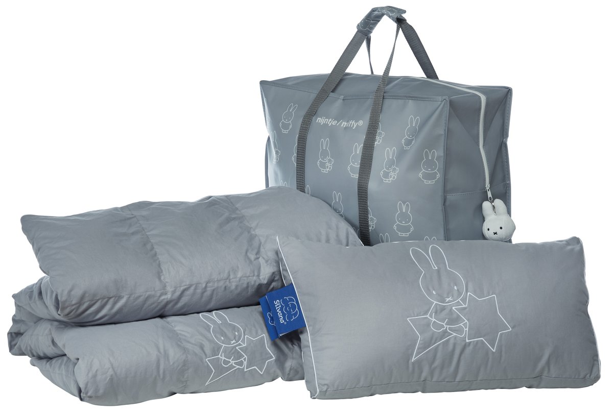 helminkwonen's tweet image. Met de nijntje slaapset van Silvana geef je je peuter van 3 jaar en ouder iedere nacht een knus en geborgen gevoel. Deze set bestaat uit een wasbaar dekbed én een heerlijk zacht hoofdkussen, allebei speciaal ontwikkeld voor kleine slapers die grootse avonturen beleven.
