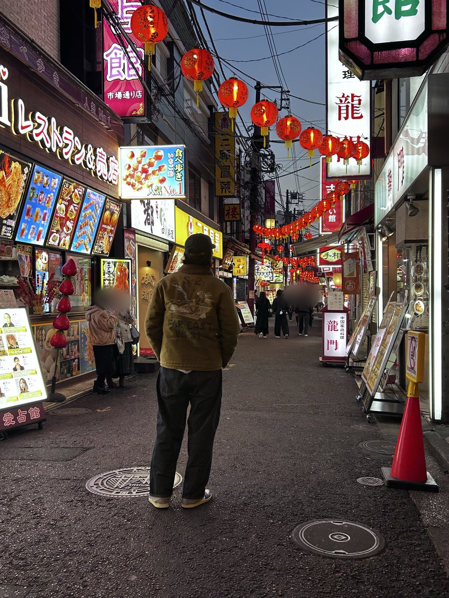 SanDiego_Jordan's tweet image. 横浜に用事があったのですが、わがままついでに中華街にも寄ってもらいました。
食べ歩きを期待しておりましたが、中華街の雰囲気を味わいベビースターでお土産を購入して杏仁ソフトのみ食べて帰りました。
横浜ではデザートも食べておりますけど何か？
#aj1
#tcbjeans
#samples
#トイズマッコイ