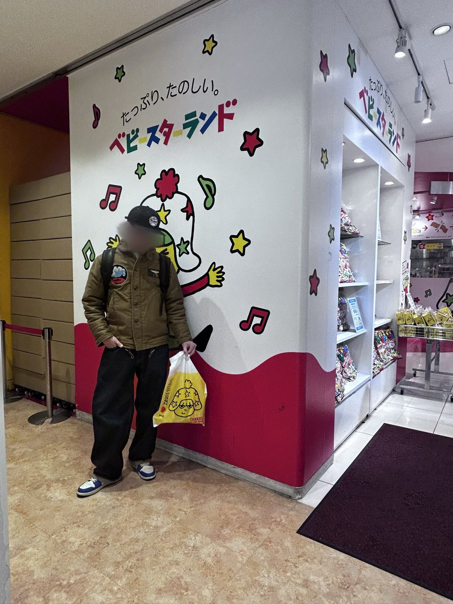 SanDiego_Jordan's tweet image. 横浜に用事があったのですが、わがままついでに中華街にも寄ってもらいました。
食べ歩きを期待しておりましたが、中華街の雰囲気を味わいベビースターでお土産を購入して杏仁ソフトのみ食べて帰りました。
横浜ではデザートも食べておりますけど何か？
#aj1
#tcbjeans
#samples
#トイズマッコイ