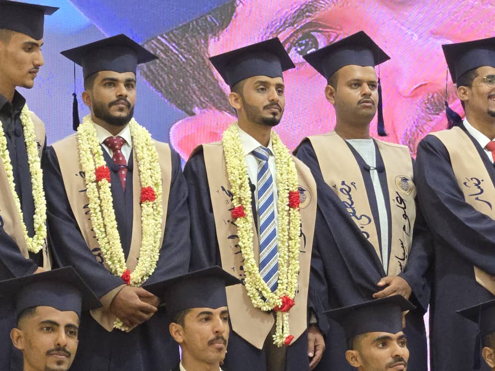 Dr_EsamSharem's tweet photo. من دواعي الفخر والاعتزاز أن أزفّ أسمى آيات التهاني والتبريكات إلى ابنيَّ الكريمين:
الولد محمد زايد محمد يحيى منصر
والولد ضياء عبد الرحمن مشرعي
بمناسبة تخرجهما وحصولهما على درجة البكالوريوس، متمنّيًا لهما دوام التوفيق والنجاح في مسيرتهما العلمية والعملية.
كما يسرّني أن أتقدم بالتهنئة الخالصة إلى والديهما الفاضلين رفيقي الدرب والأخوة والنضال
الأخ المناضل المحرَّر من سجون الانقلاب الحوثي الدكتور عبد الرحمن مشرعي، أمين عام حزب البعث العربي الاشتراكي
والأخ العميد الشيخ زايد محمد يحيى منصر معروف الزرنوقي قائد محور الحديدةوأحد أبرز أبطال مقاومة الزرانيق خاصة وتهامة عامة.
وإذ أشارككم هذه المناسبة السعيدة، أسأل الله العلي القدير أن يبارك في هذا الإنجاز وأن يجعل مستقبل الابنين حافلًا بالعطاء والنجاح، وأن يحفظكم جميعًا ويرعاكم
وتفضلوا بقبول خالص التهاني وأصدق الأمنيات
أخوكم
عصام شريم
19/1/2026