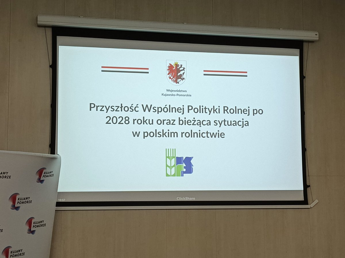 Bartosz_Czarnia's tweet photo. W Urzędzie Marszałkowskim w Toruniu odbywa się debata na temat #WPR po 2028 roku. Prowadzą ją @PiotrCalbecki, marszałek woj. Kujawsko-Pomorskiego oraz Ryszard Kierzek z kujawsko-pomorskiej @izby_rolnicze .
#POLSUS @topagrar_PL @farmer_pl @MRiRW_GOV_PL @jkardanowski @PRolnikow https://t.co/NZgl9Bjxwz