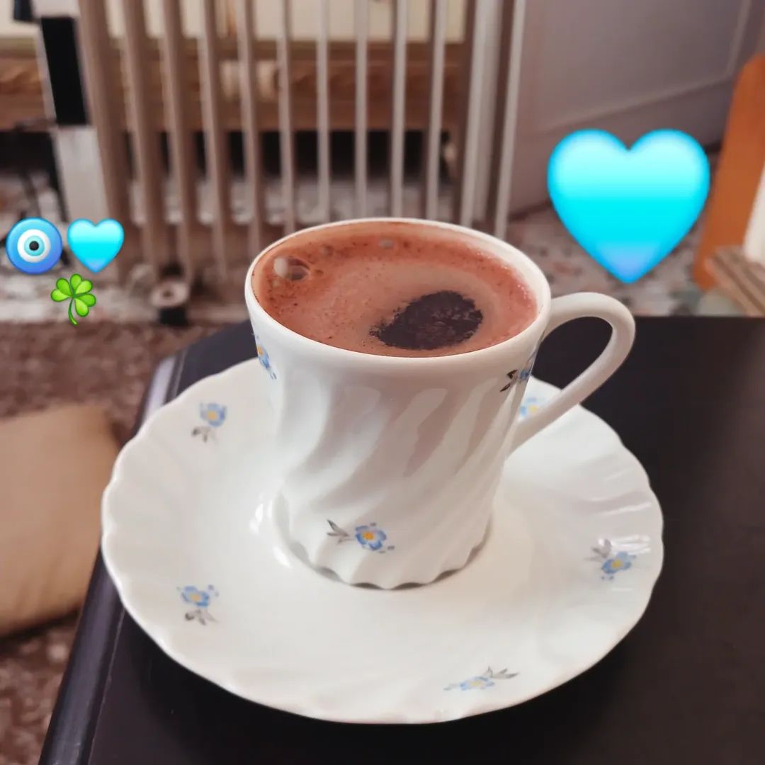 glmen_'s tweet image. Merhaba.Sendromsuz gun yok. Eskiden pazartesine  hakaretler saymacalar :Çünkü sorunlar biriki saat surer sonra da normlar kendi yörüngerine girerdi.Monoton saatler, parlak karşılaşmalar, kuaförde kahve keyfi beş dk falan az biraz slışveriş,  Okul,eğitim, siyaset eleştirileri vs🤣