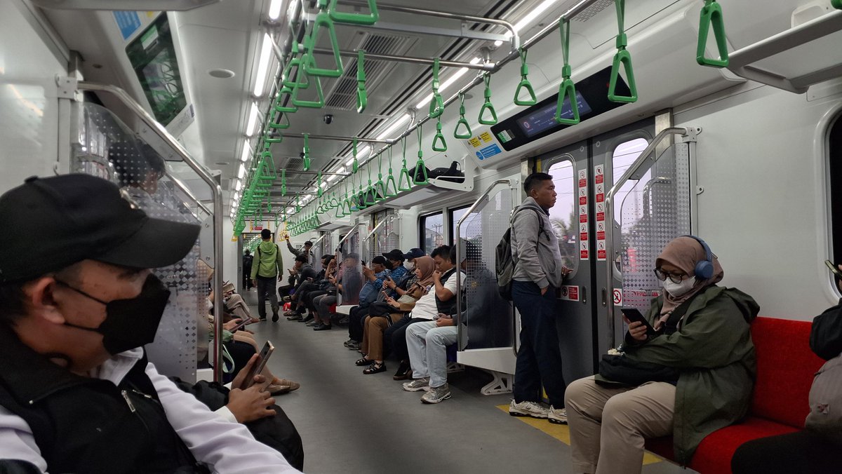 rodneyote's tweet photo. If you have American friends, you should send them pics of your country's public transport to give them public transport dysmorphia https://t.co/4eyT1iyekX