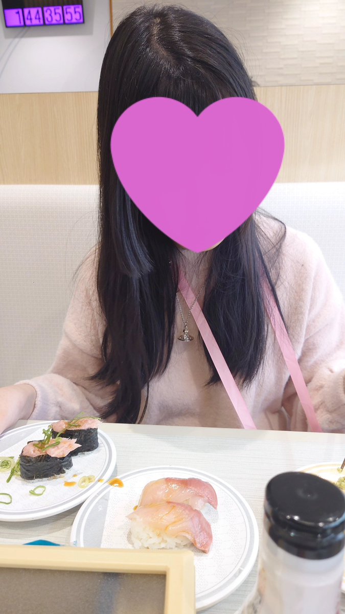 ryu_chan_0604's tweet photo. 姫とはま寿司にて食事！
はま寿司には初めて行ったのですが店内は綺麗な内装で、落ち着いた雰囲気に食欲も唆られ、そして何よりも美味しそうに食べる姫が可愛くてたまらなかったです♡
#はま寿司
#デート https://t.co/3EUxRlcknA
