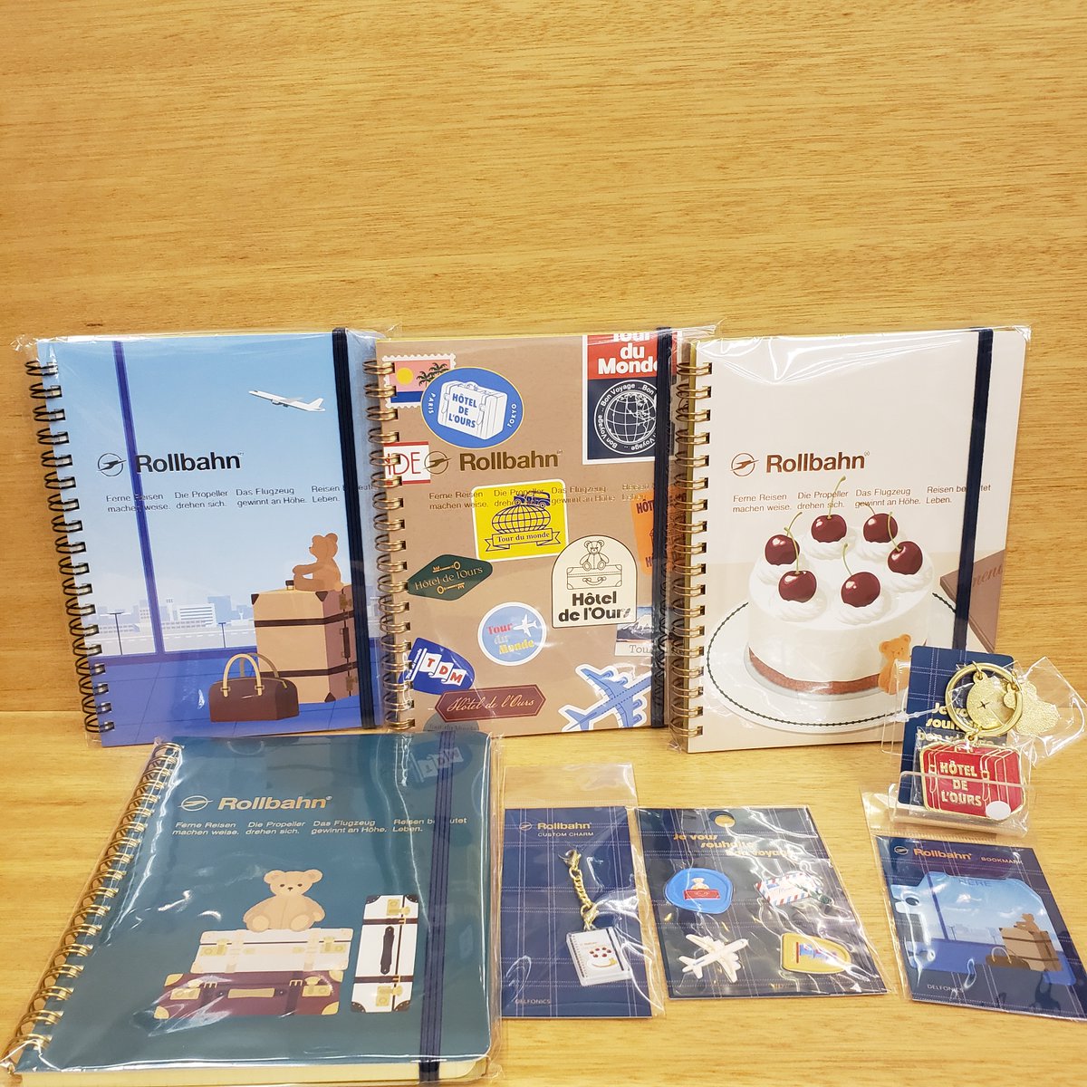 ロルバーン新作「ペリープル」シリーズが
入荷しました！
くまちゃんと一緒に旅行をしている気分に。

ブックマークやキーホルダーもございますので
ぜひぜひカスタムしてみてください。