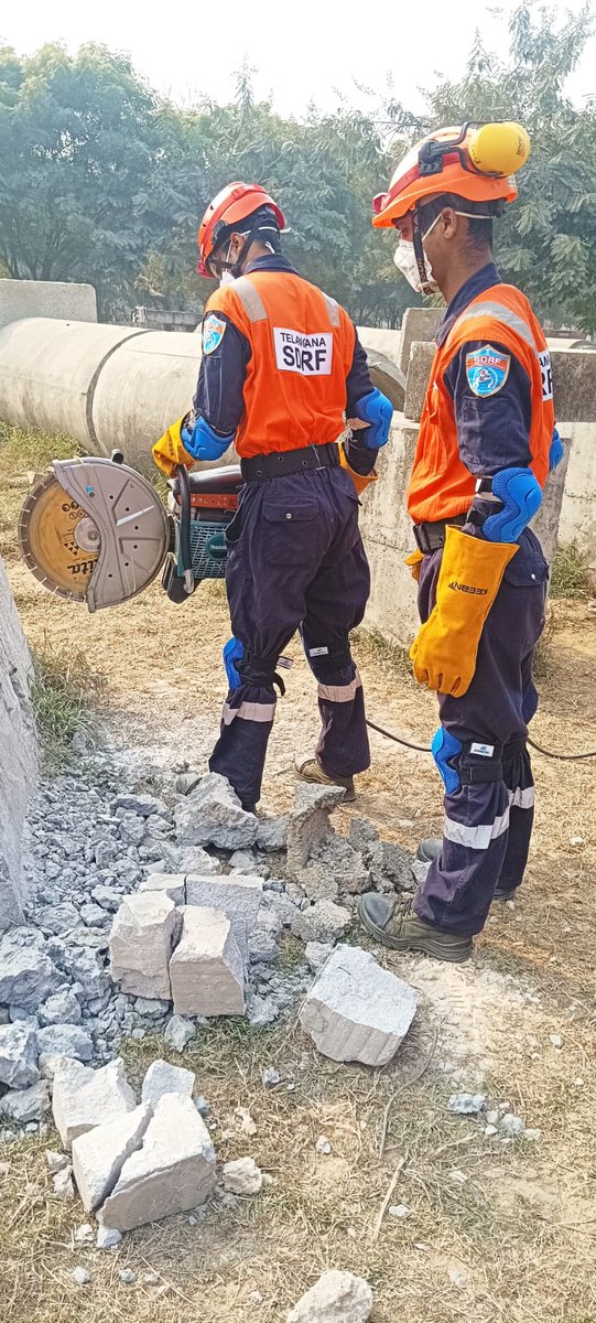 08NDRF's tweet image. Personnel of Telangana NDRF are undergoing Basic DM Course, with hands-on training in tool handling, cutting techniques, and safe approach to victims to strengthen rescue skills.
#NDRF #TelanganaNDRF #DisasterManagement #Training
