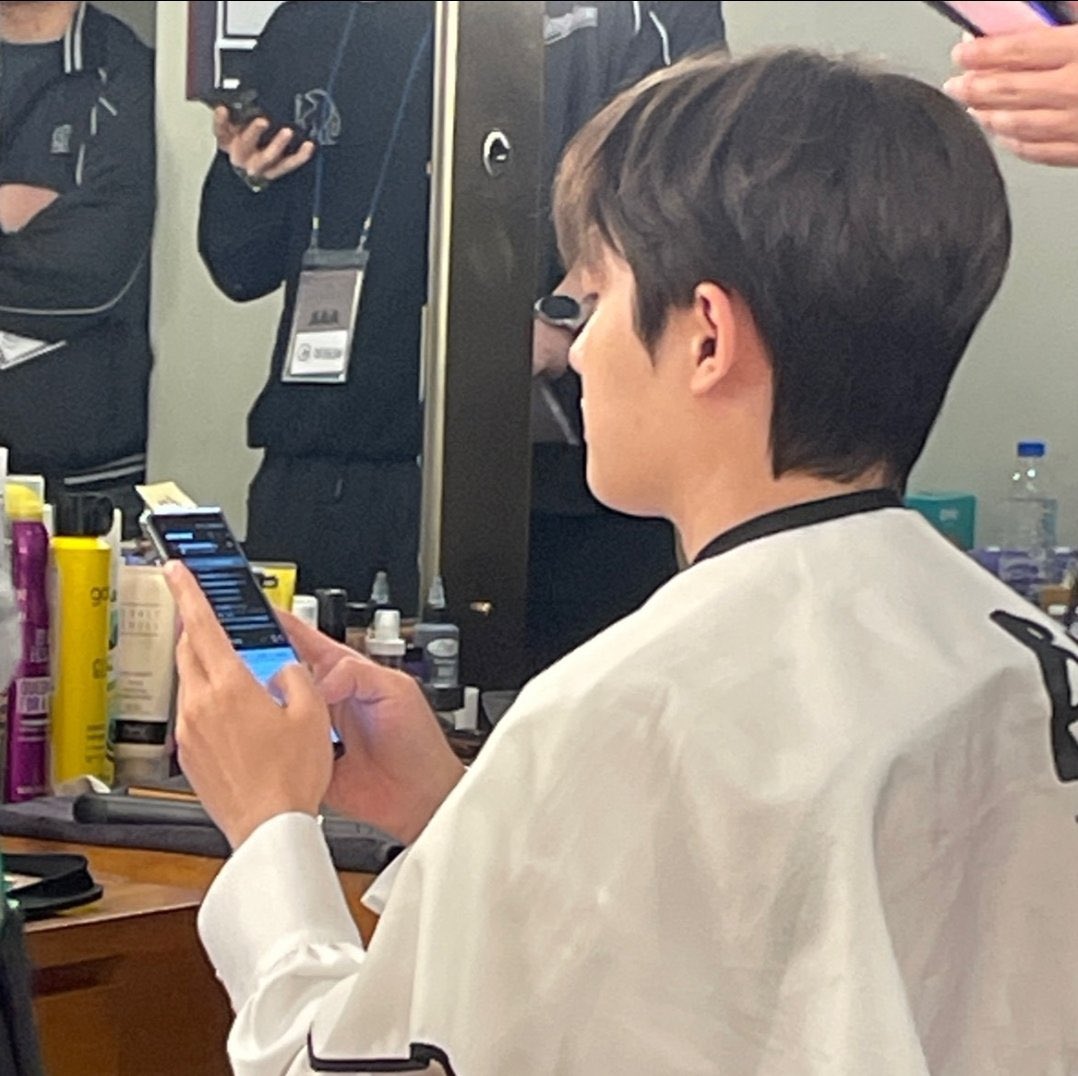Ace_BBH's tweet photo. NOT KYUNGSOO TAKING SEHUN'S PHONE AND CHATTING FROM HIS PROFILE LMAOO 😭😭😭

🐥(🐧): Ya, hyung punks, be quiet 
🍒: Hyung punks????
🐥(🐧): You guys got too much to say
🐰: This is Kyungsoo right?
🧸: Doh Princess sent it
🍒: Kyungsoo is holding Sehun's phone right now
🐥(🐧): Ya Kim Junman, be quiet 
🍒: 📸 
🍒: Our Kyungju who's twitching
🐧: It wasn't me
🍒: And put his own phone down (to chat from Sehun's phone)