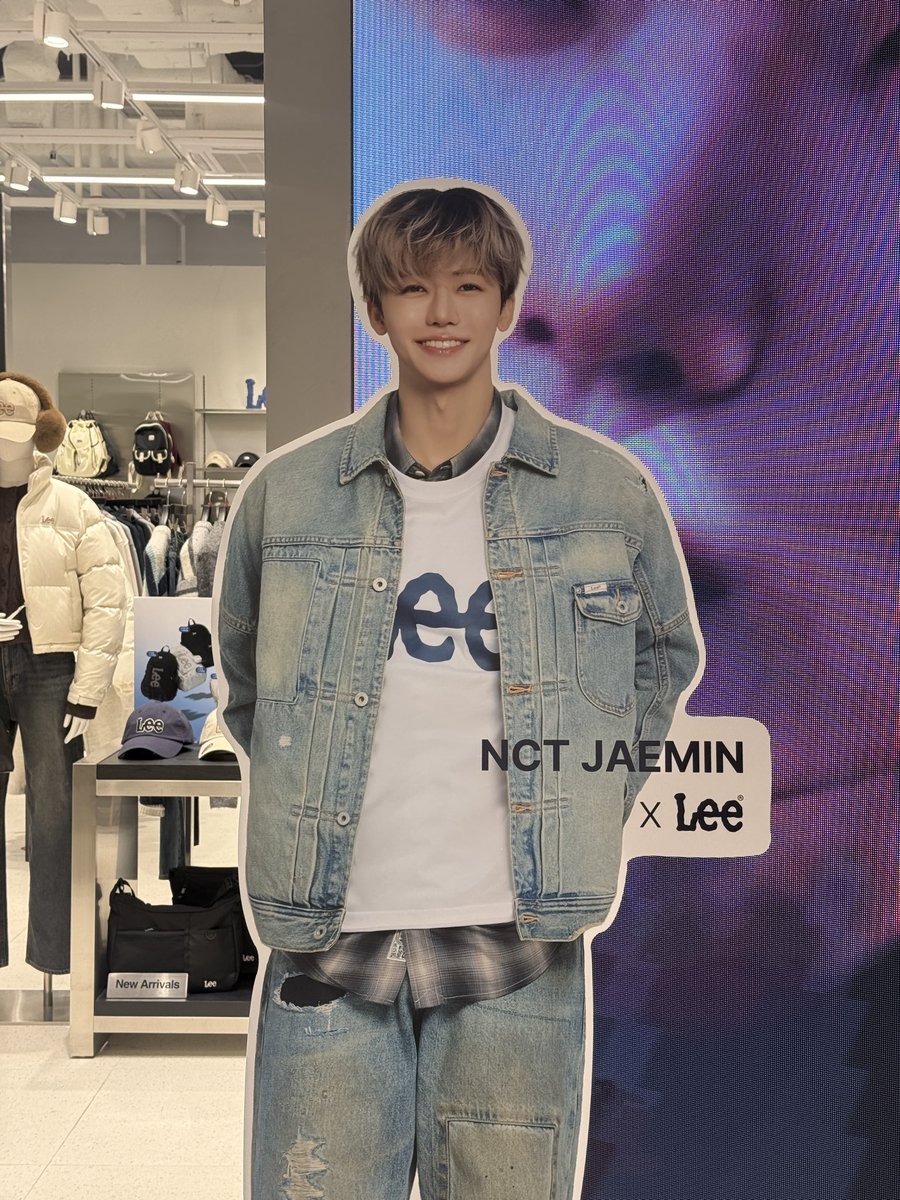 Katz0's tweet image. ดูนางยืนรับลูกค้า น่ารักแท้