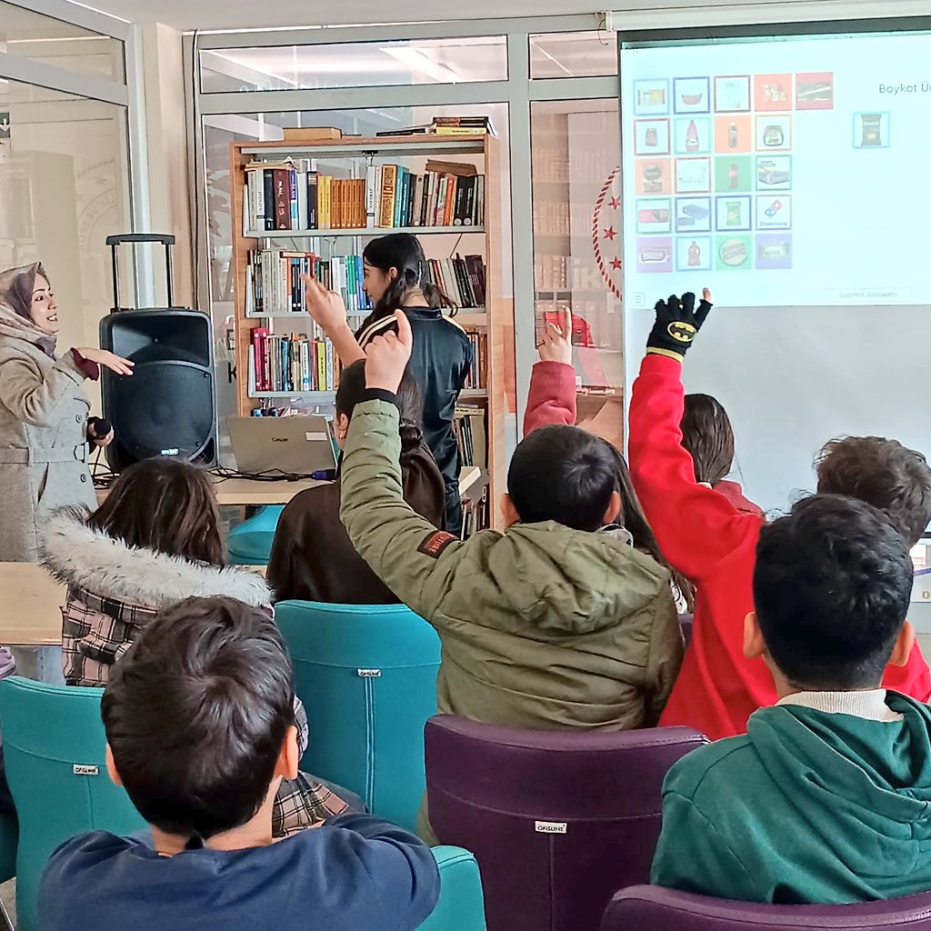 Gençlerimizle bilinçli tüketimin izindeyiz! ✨ 

Gençlik Merkezimizde geliştirdiğimiz "Boykot Oyunu" ile hem eğlendik hem de yerli üretimin önemini öğrendik.

Bilinçli bir gençlik, güçlü bir gelecek demek! 🇹🇷🎯

#BilinçliGençlik 
#YerliVeMilli

<a href="/OA_BAK/">Dr. Osman Aşkın Bak</a>
<a href="/gencliksporbak/">Gençlik ve Spor Bakanlığı 🇹🇷</a>