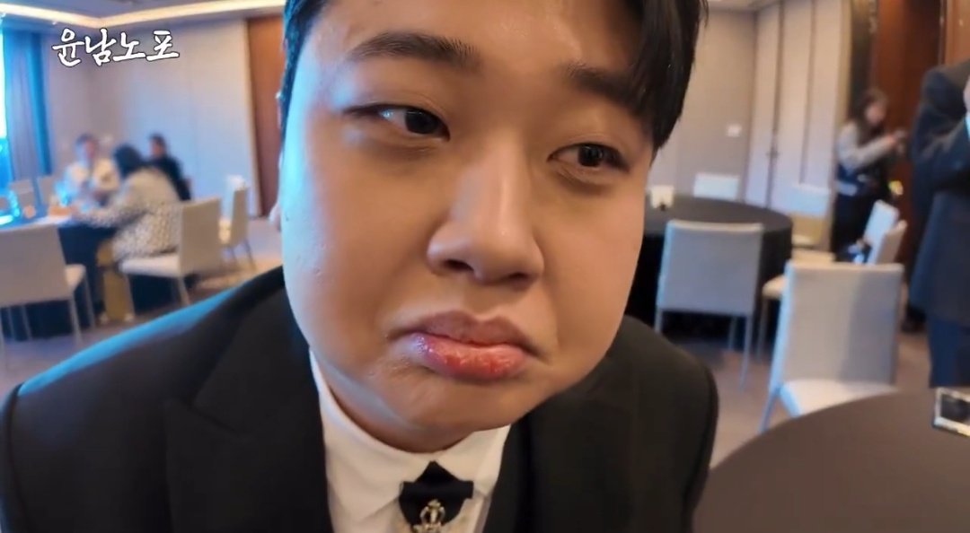 son___chef's tweet image. 반려돼지 기죽어있는거 짠한데 귀여워 
어깨 펴 당신은 최고의 반려돼지라고