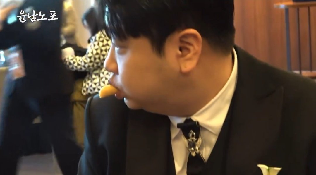 son___chef's tweet image. 반려돼지 기죽어있는거 짠한데 귀여워 
어깨 펴 당신은 최고의 반려돼지라고