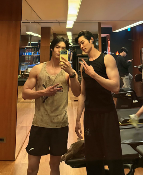 AboutMusicYT's tweet image. Actors Byeon Woo Seok and Win Metawin at the gym together in a new photo.