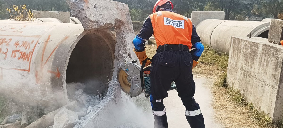 08NDRF's tweet image. Personnel of Telangana NDRF are undergoing Basic DM Course, with hands-on training in tool handling, cutting techniques, and safe approach to victims to strengthen rescue skills.
#NDRF #TelanganaNDRF #DisasterManagement #Training