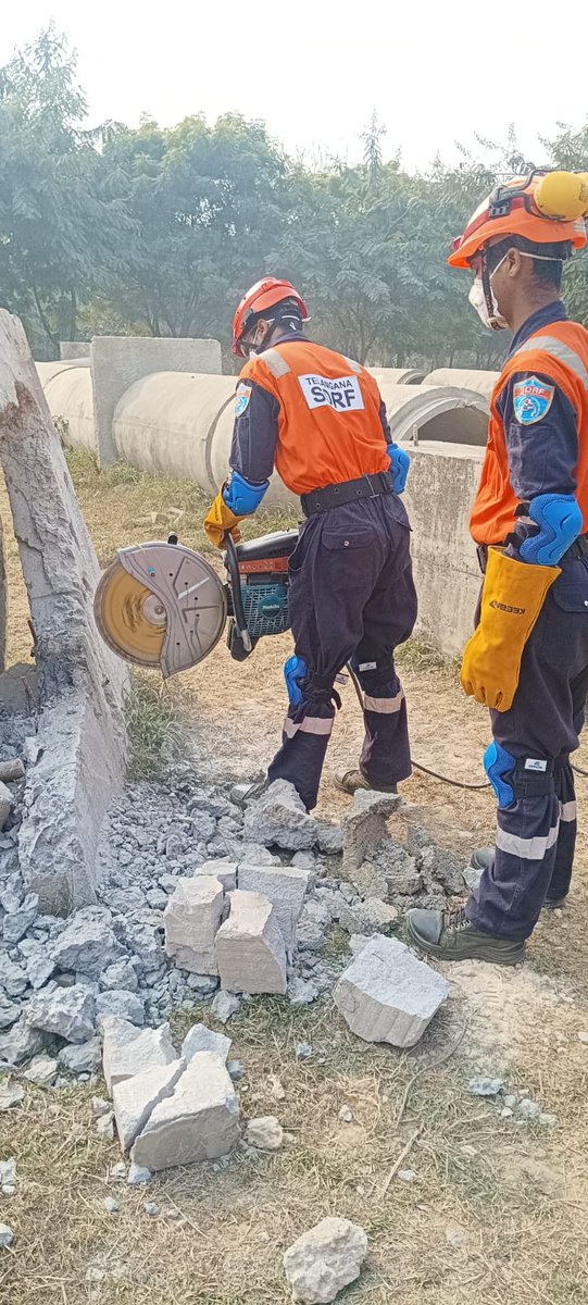 08NDRF's tweet image. Personnel of Telangana NDRF are undergoing Basic DM Course, with hands-on training in tool handling, cutting techniques, and safe approach to victims to strengthen rescue skills.
#NDRF #TelanganaNDRF #DisasterManagement #Training