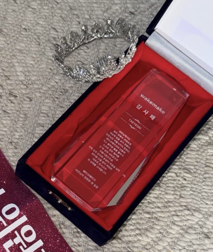 nocturnalmuk's tweet image. WakeMake ส่งโล่ให้พี่แทยอนละประโยคที่ใส่คือเว่อมาก525525255225525525252525255335

โล่ประกาศเกียรติคุณ

TAEYEON

ด้วยเหตุที่คุณแทยอนได้ปลุกให้ Mix Blurring Volume Blush สี Soft Mute ซึ่งเป็นไอเท็มที่เคยตกรุ่นของ WakeMake…