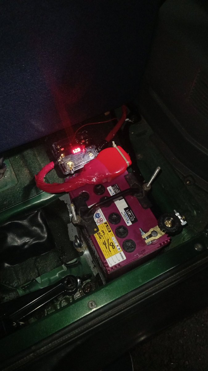 South6022's tweet photo. バッテリー移設完了
加速、ブレーキ、曲がりが街乗りでも感じられる、これはすごい..！
電圧計は常時電源に繋がってるので帰る時はキルスイッチ切ってから帰ることにします。いつか直す..たぶん.. https://t.co/cQMPHqIfTg
