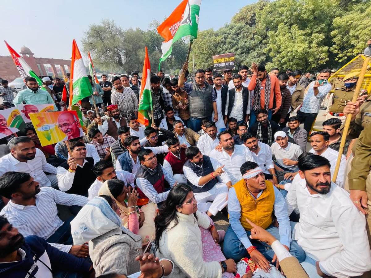 ग्रामीण अर्थव्यवस्था की समृद्धता हेतु आज बीकानेर युवा कांग्रेस द्वारा आयोजित 'मनरेगा बचाओ संग्राम पदयात्रा' में शामिल हुआ। मनरेगा जैसे जन-कल्याणकारी कानून को तोड़कर भाजपा सरकार ने गरीब, मजदूर, किसान के हितों पर कुठाराघात किया है। शानदार, सफल पदयात्रा के लिए जिलाध्यक्ष भंवर कुकणा