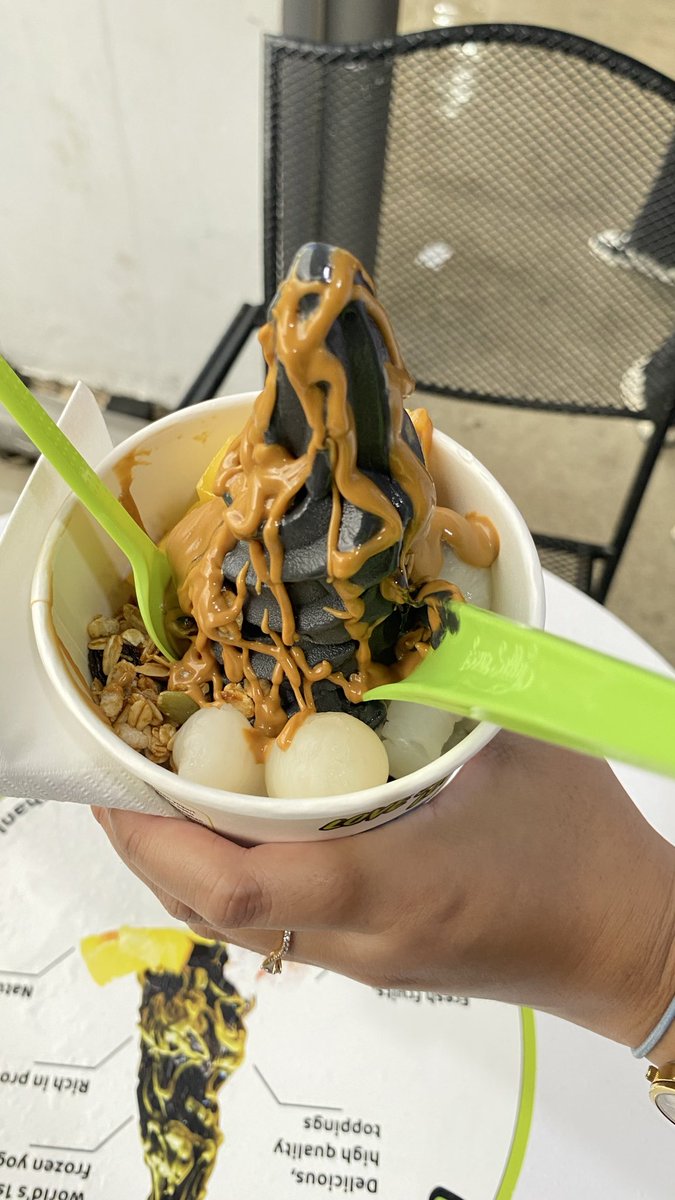 Lrst_NA's tweet photo. Ma favorite: black sakura, cookie dough sauce, longan, peach, with honey granola👌🏻 https://t.co/Fs3qfARGDa