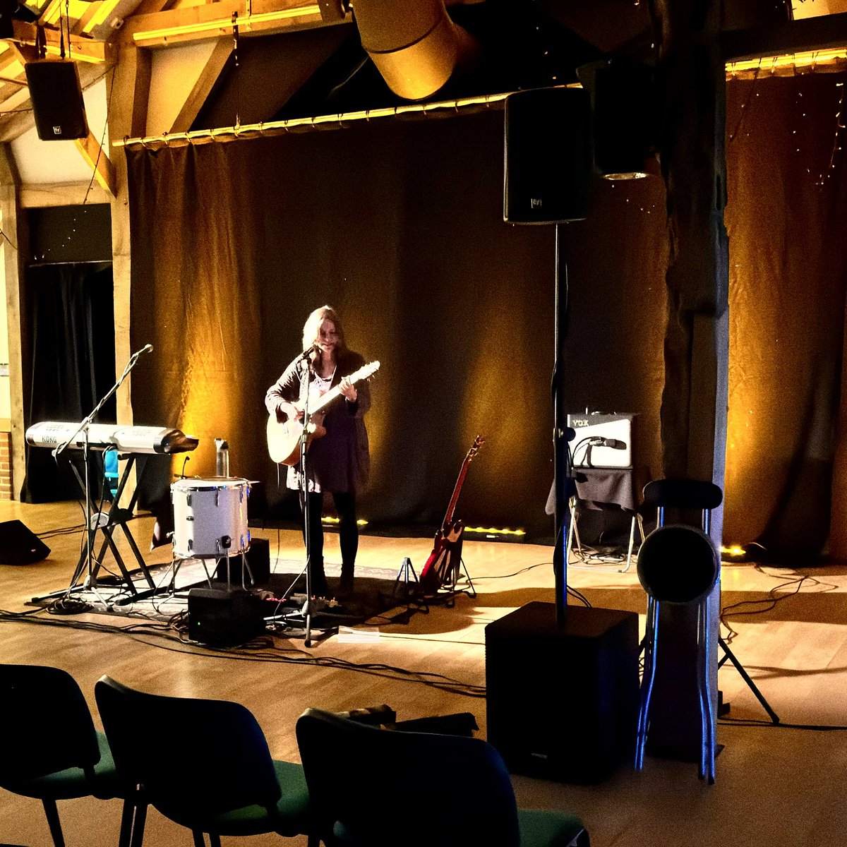 sarahmcquaid's tweet image. Thanks so much to Martin for taking this sweet photo of me #soundchecking at #HangerFarm #HangerFarm yesterday, as well as for the pics from the concert itself! More pics &amp;amp; full story here: facebook.com/sarahmcquaidmu… … Looking forward to playing #LambFolkClub #Eastbourne Weds, -&amp;gt;