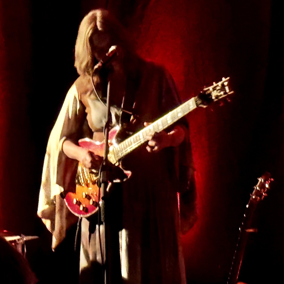 sarahmcquaid's tweet image. Thanks so much to Martin for taking this sweet photo of me #soundchecking at #HangerFarm #HangerFarm yesterday, as well as for the pics from the concert itself! More pics &amp;amp; full story here: facebook.com/sarahmcquaidmu… … Looking forward to playing #LambFolkClub #Eastbourne Weds, -&amp;gt;