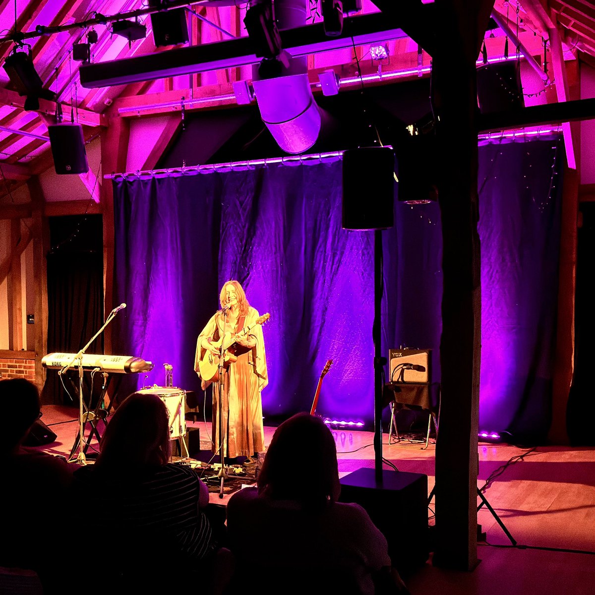 sarahmcquaid's tweet image. Thanks so much to Martin for taking this sweet photo of me #soundchecking at #HangerFarm #HangerFarm yesterday, as well as for the pics from the concert itself! More pics &amp;amp; full story here: facebook.com/sarahmcquaidmu… … Looking forward to playing #LambFolkClub #Eastbourne Weds, -&amp;gt;