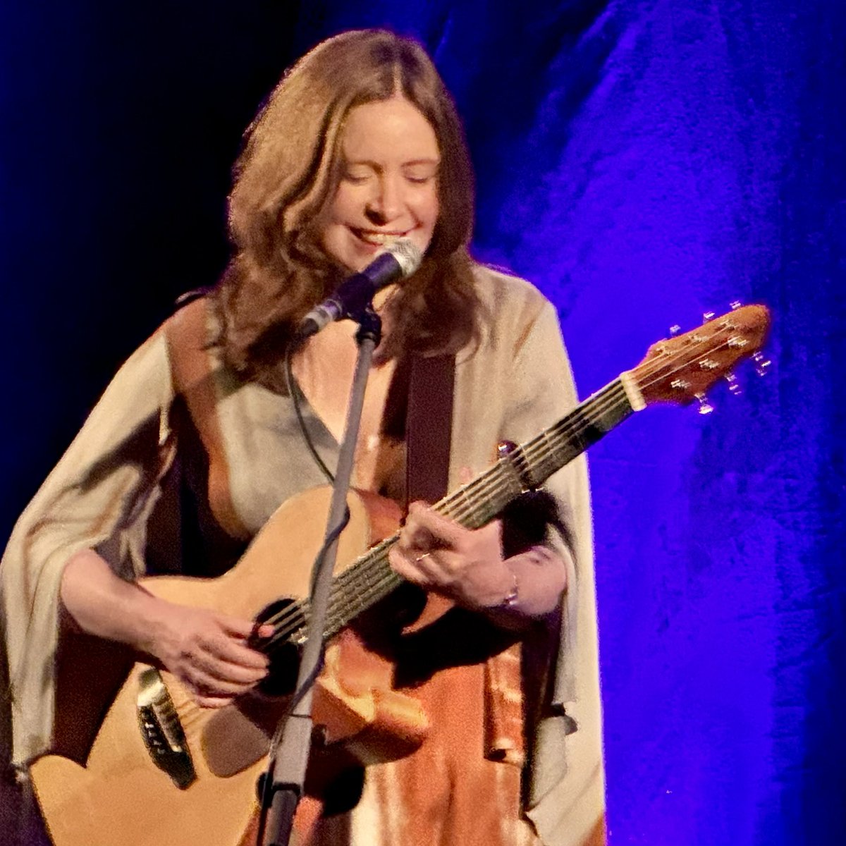 sarahmcquaid's tweet image. Thanks so much to Martin for taking this sweet photo of me #soundchecking at #HangerFarm #HangerFarm yesterday, as well as for the pics from the concert itself! More pics &amp;amp; full story here: facebook.com/sarahmcquaidmu… … Looking forward to playing #LambFolkClub #Eastbourne Weds, -&amp;gt;