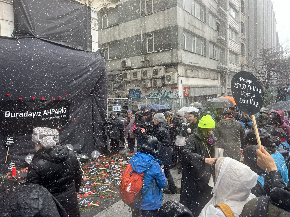 19 Ocak 2007'de vurulan Agos gazetesi kurucusu ve yayın yönetmeni Hrant Dink, vurulduğu Sebat Apartmanı önünde anılıyor.