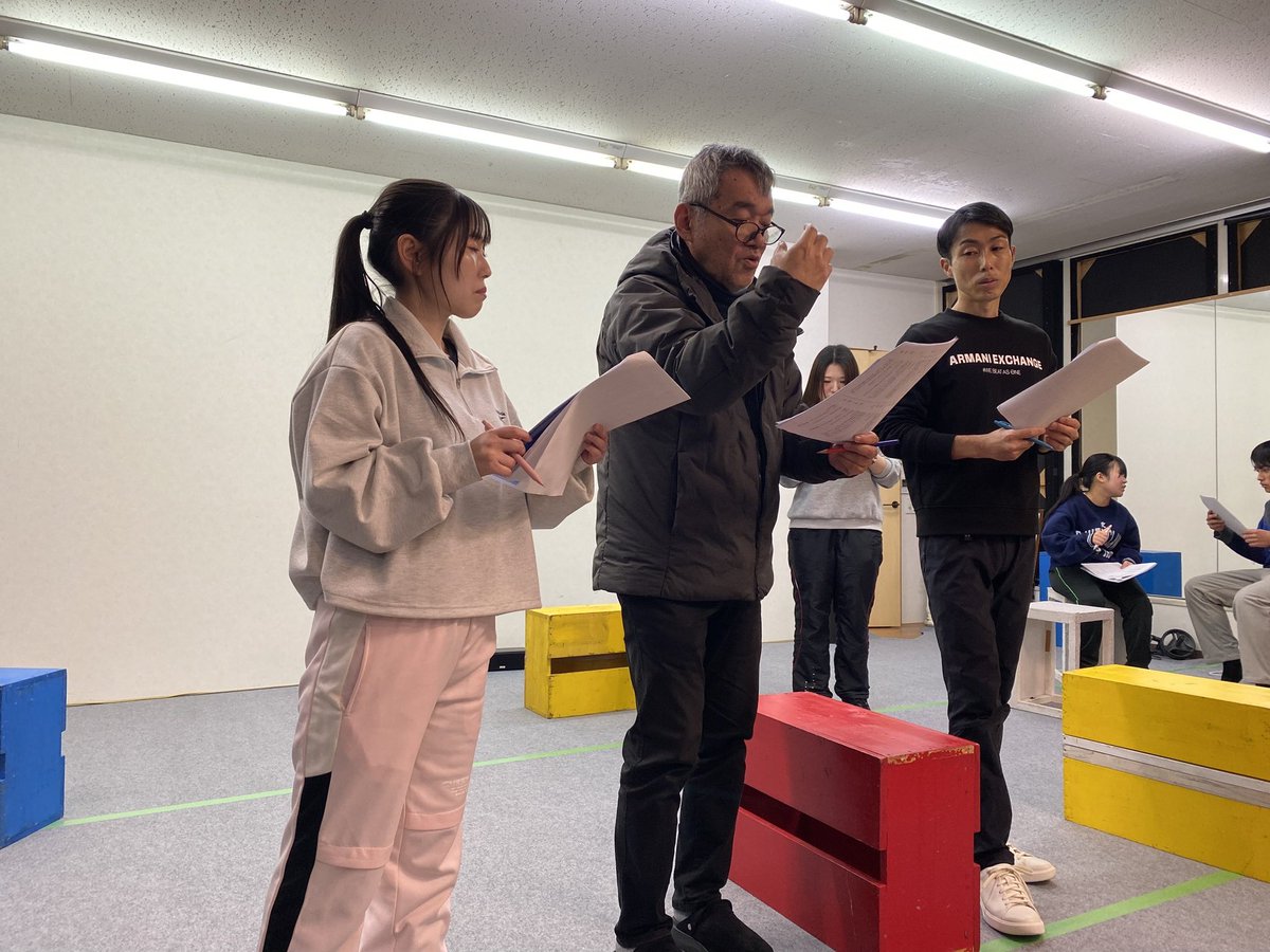 kaenkyo07's tweet image. 本日より5WORKsの各チームを紹介していきます！
まずは劇団いぶき、朝隈さん率いるAチームです！

みんなはじめは緊張しながらも、
舞台に立って台本を読み始めたら
徐々に笑顔が増えてきました！
朝隈さんの言葉や熱量を役者の皆が真剣に受けておりました！次回の稽古も楽しみです！(サポート:小松)