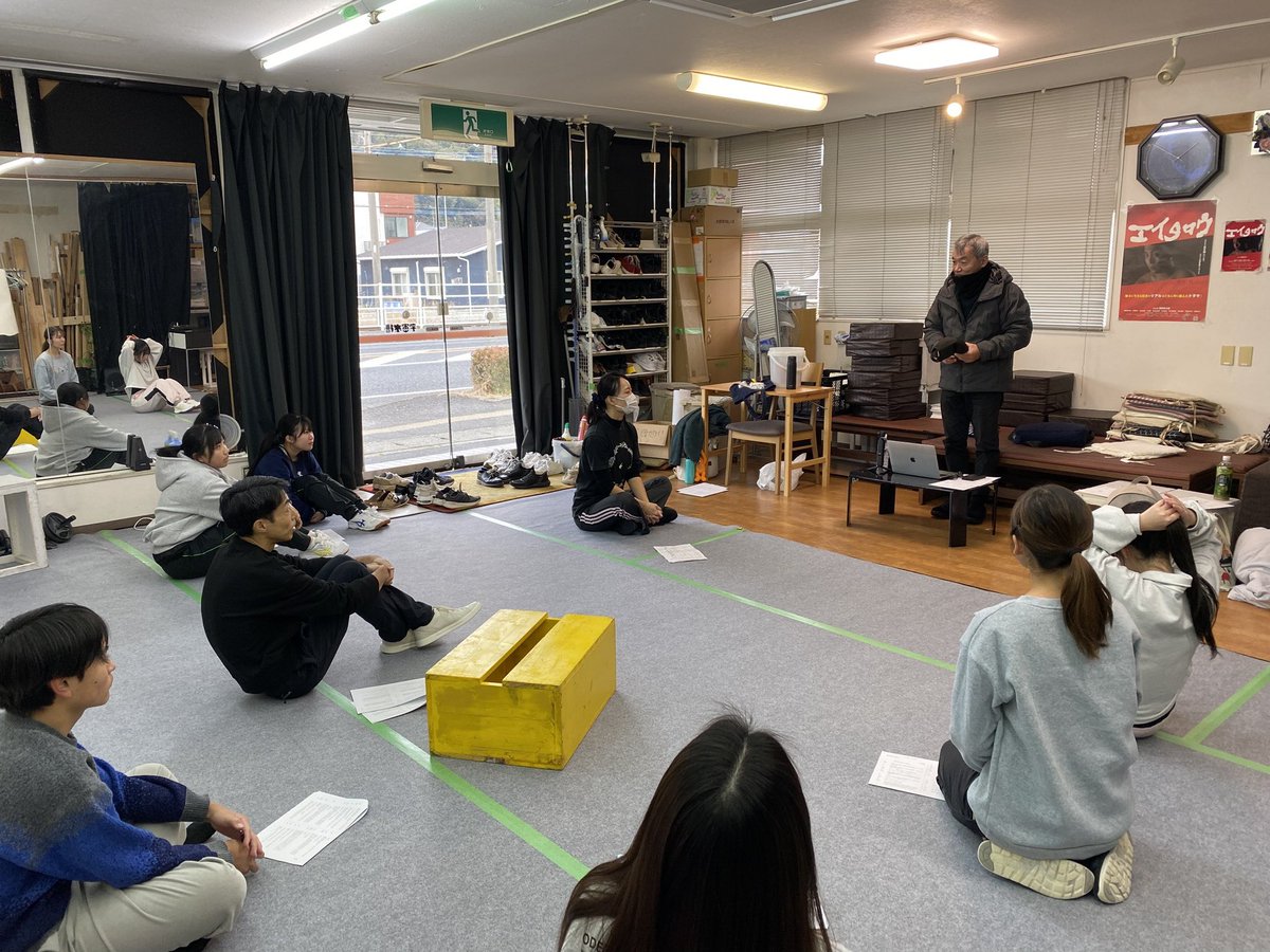 kaenkyo07's tweet image. 本日より5WORKsの各チームを紹介していきます！
まずは劇団いぶき、朝隈さん率いるAチームです！

みんなはじめは緊張しながらも、
舞台に立って台本を読み始めたら
徐々に笑顔が増えてきました！
朝隈さんの言葉や熱量を役者の皆が真剣に受けておりました！次回の稽古も楽しみです！(サポート:小松)