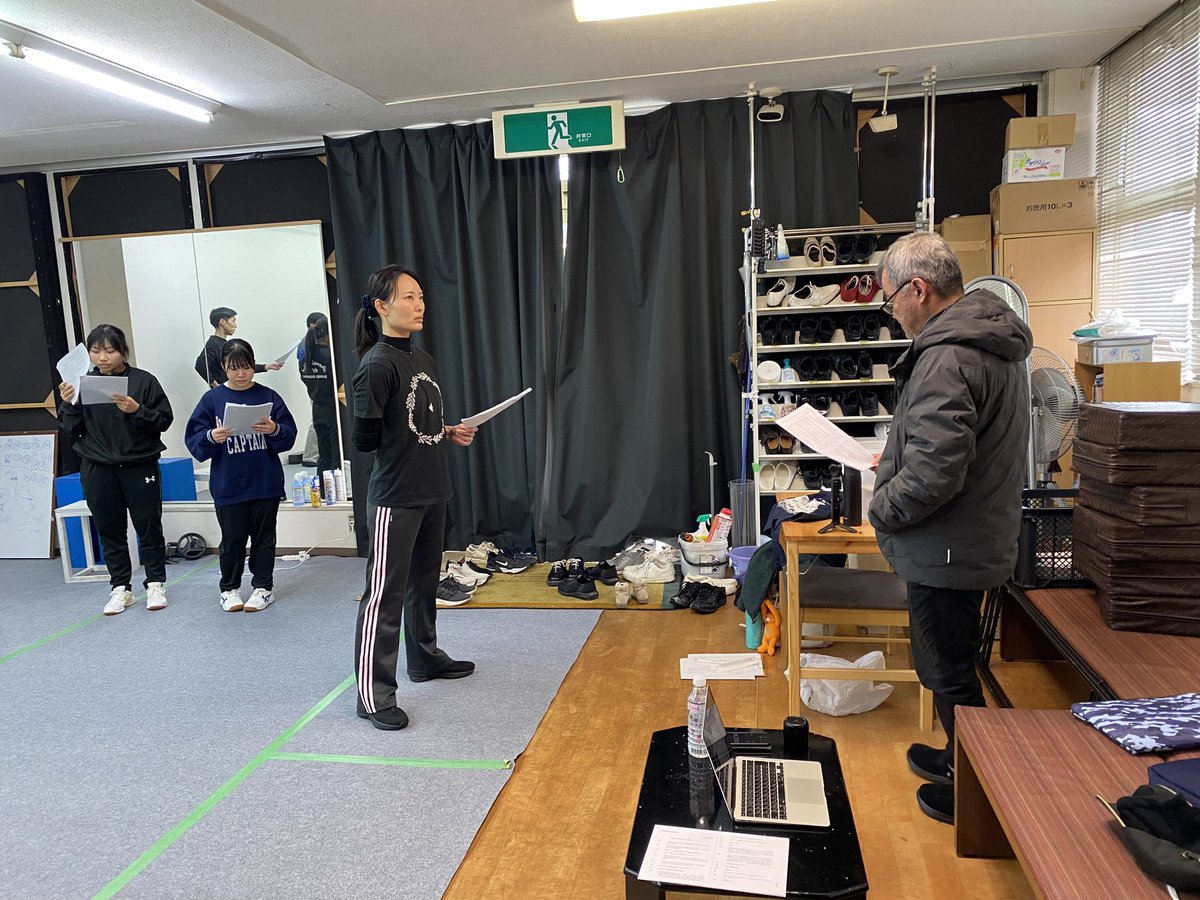 kaenkyo07's tweet image. 本日より5WORKsの各チームを紹介していきます！
まずは劇団いぶき、朝隈さん率いるAチームです！

みんなはじめは緊張しながらも、
舞台に立って台本を読み始めたら
徐々に笑顔が増えてきました！
朝隈さんの言葉や熱量を役者の皆が真剣に受けておりました！次回の稽古も楽しみです！(サポート:小松)