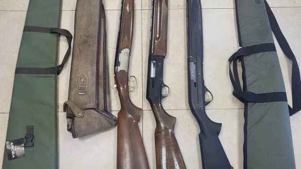 📍 En Tarancón (Cuenca), la <a href="/guardiacivil/">Guardia Civil</a> detiene a un joven de 26 años acusado de 14 delitos contra el patrimonio: robos en vehículos, estafas bancarias y armas de caza ocultas en un olivar. Recuperada una furgoneta robada y diversos efectos.
#jaes 

eldebate.com/espana/castill…